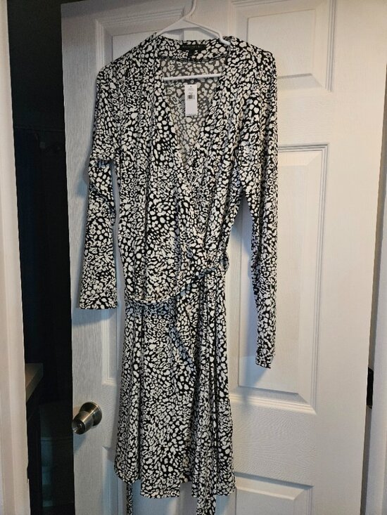 Banana Republic Dresses & Skirts - Banana Republic Black and White Wrap Dress